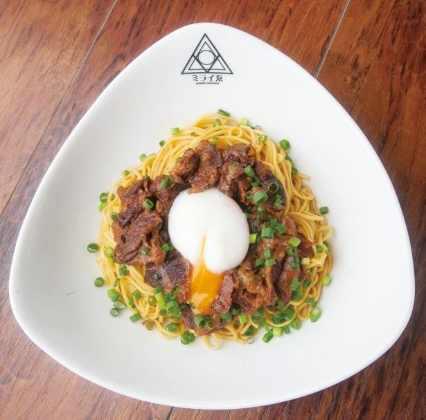 和牛を使ったnoodle kitchen ミライゑの洋風まぜそば「牛煮込みまぜそば」(800円)