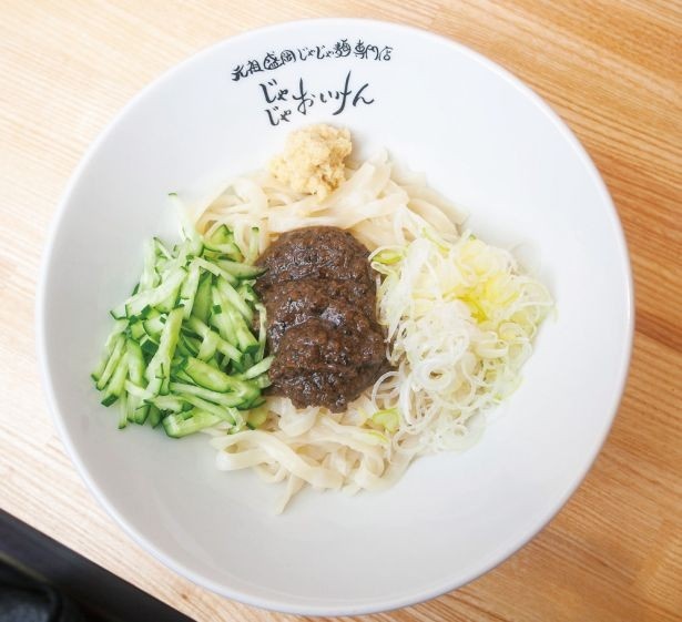 平打ち麺にヘルシーな肉味噌が絶妙に絡み合う！じゃじゃおいけん 浅草店の「じゃじゃ麺 中盛り」(700円)