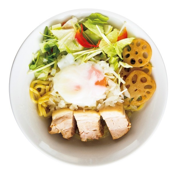 【写真を見る】カルボナーラのような洋風麺！麺や 彩～iro～の「牛油そば 温玉付き」(750円)