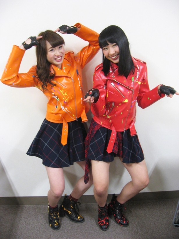 「SUPER☆GiRLS」の後藤彩（左）・溝手るか（右）