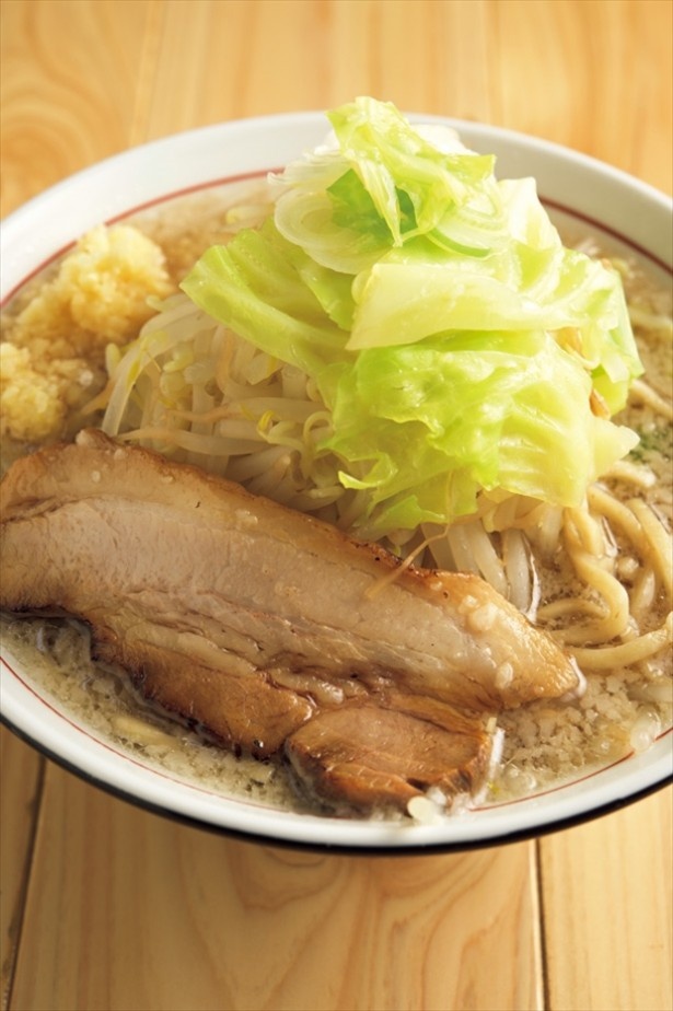 【写真を見る】らーめん 勇が7年ぶりに復活！背脂豚骨の「G麺」(650円)は、大量の野菜と極太麺が特徴