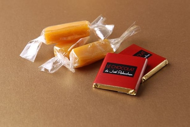 【写真を見る】卵をかたどったホワイトチョコレートの中には、キャラメルとビターチョコレートが！黄色はマンゴー味のキャラメルが入っている