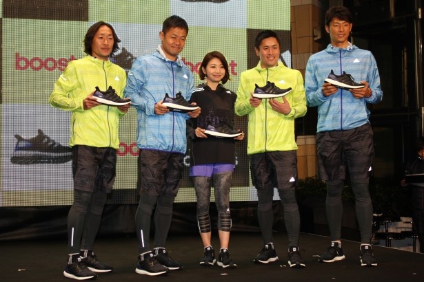 世界陸上の女子マラソン銀メダリスト、市橋有里(写真中央)も「ウルトラブースト」を履いて会場に駆け付けた