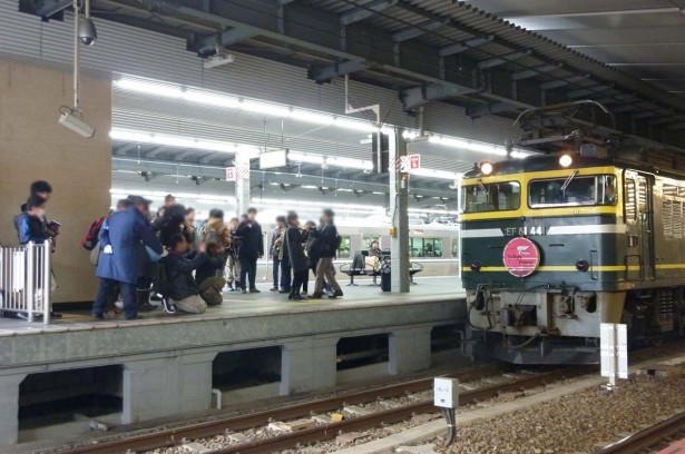 駅で撮影するときは黄色い線の内側から、係員の指示にも従おう