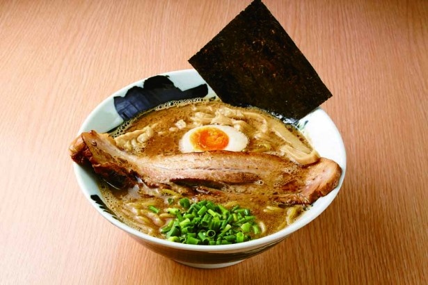 角煮焼豚麺（正油）￥950。4日間かけて作られる醤油ダレは豚骨スープとの相性がベストマッチ。