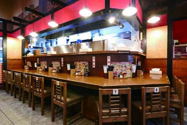 ファミリーはもちろん、買い物帰りに一人でも気軽に入れる雰囲気の店内。