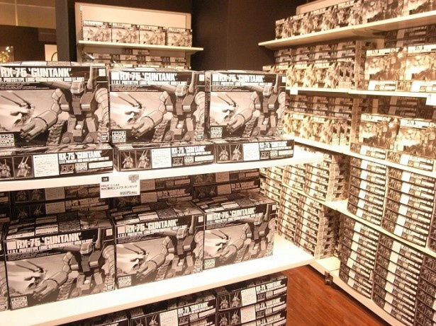 会場内の販売コーナーでは、静岡にあるバンダイホビーセンター限定の、プラスチック材を再利用して作られた黒一色のガンプラ「エコプラ」も用意