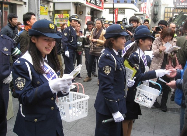 大阪ミナミの商店街「戎橋筋商店街」を徒歩でパレードし、自転車のマナーアップを呼び掛けた