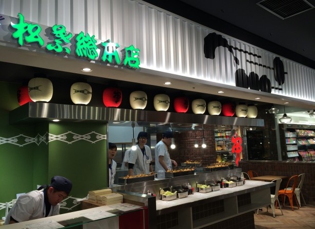 エキナカ商業施設「エキマルシェ新大阪」。串カツ「松葉総本店」。フードコートスタイルなので利用しやすい