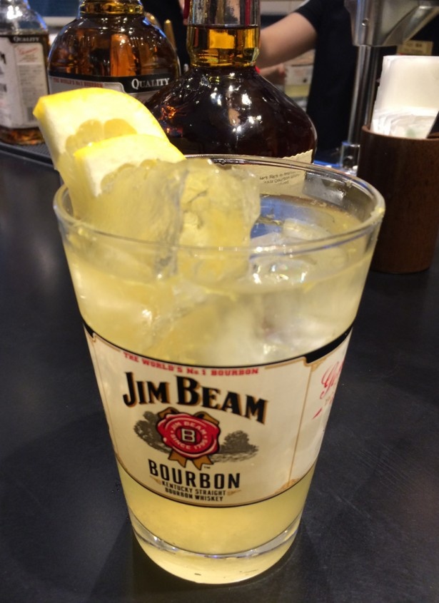 「JIM BEAM BAR（ジムビームバー）」のドリンクは大きなグラスに生絞りフルーツが入って飲み易い