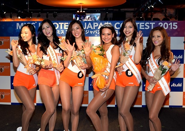 笑顔で手を振りつつHOOTERSの魅力をアピール