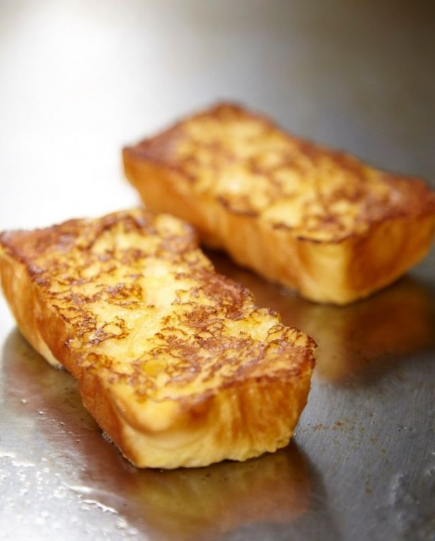 【写真を見る】バター風味香るデニッシュを使用！食べ放題で登場する「自家製フレンチトースト」は、しっとり、ふんわりした食感を楽しめる