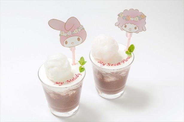 アサイーやバナナ、ヨーグルトを使用した「まるで2人が飲んでるみたい!? あれ？ 大きな可愛いしっぽ!? 栄養たっぷりのアサイースムージー」(税抜880円)