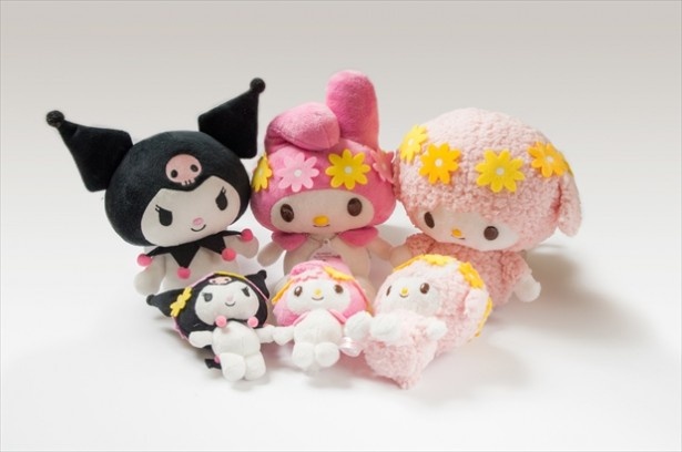 カフェ限定の「ぬいぐるみ」(写真奥・税抜各2400円)も登場！手前は「マスコット」(各1200円)