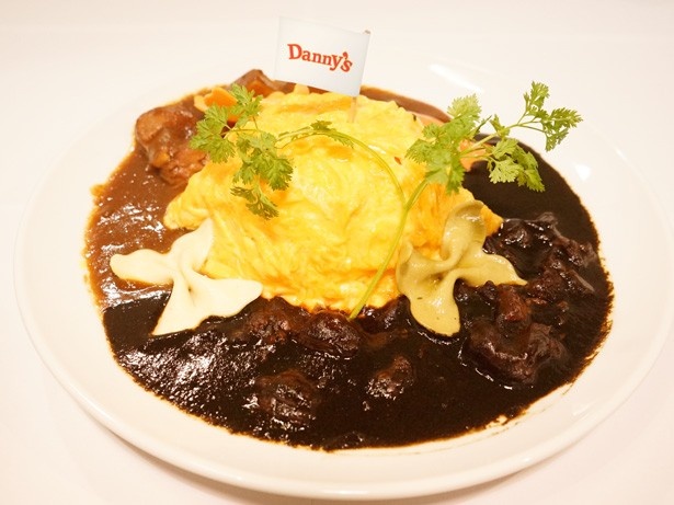 「ダニーズ特製“チキンカレー”と灰原＆歩美の手作り“ブラックカレー”にボリュームたっぷりなトロトロ卵のオムライス カレー リボンパスタ添え」(税抜1890円)