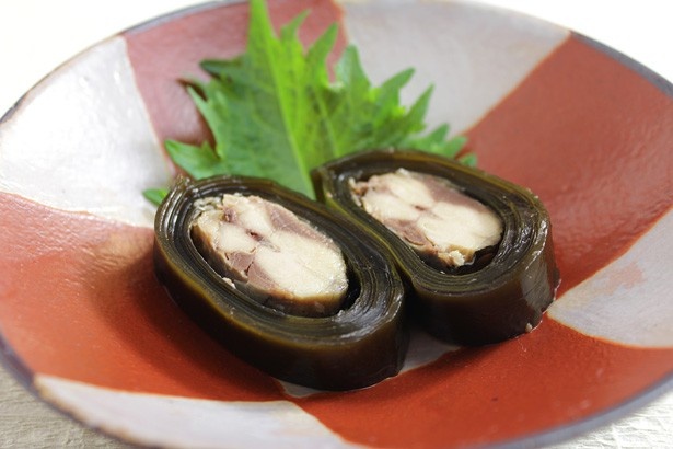 気仙沼産のサンマを昆布で巻いた「さんまの昆布巻き」（450円）