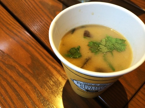 ココナッツミルクが効いている「グリーンカレースープ」(378円)は、ナスや鶏肉などがたっぷり！