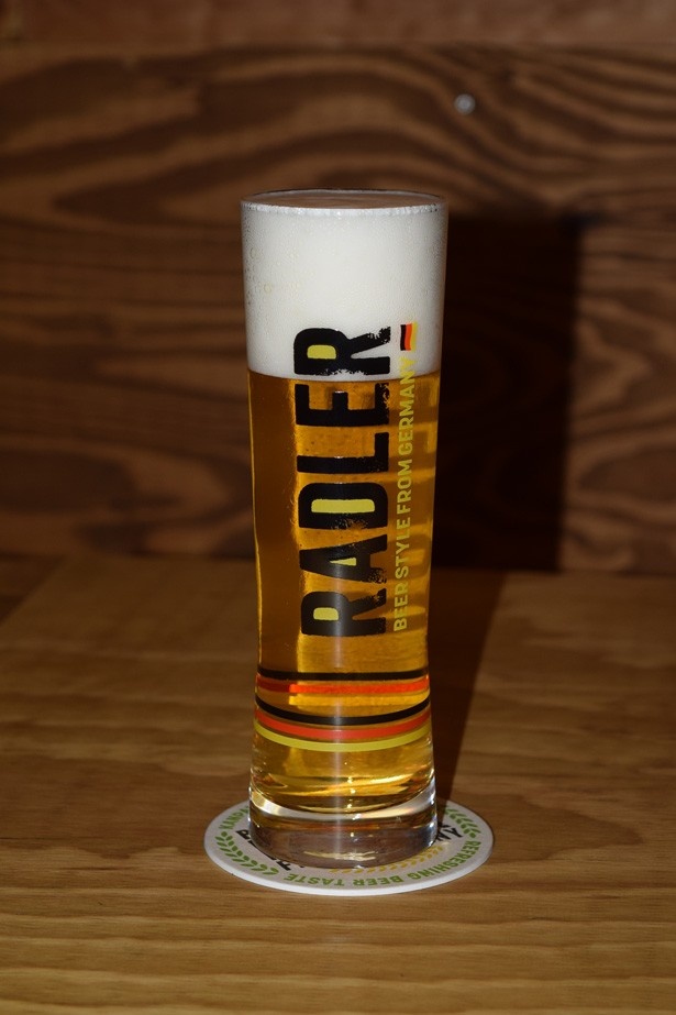 【写真を見る】ビールテイストの飲みごたえと、レモン風味の爽やかな後味が同時に楽しめる