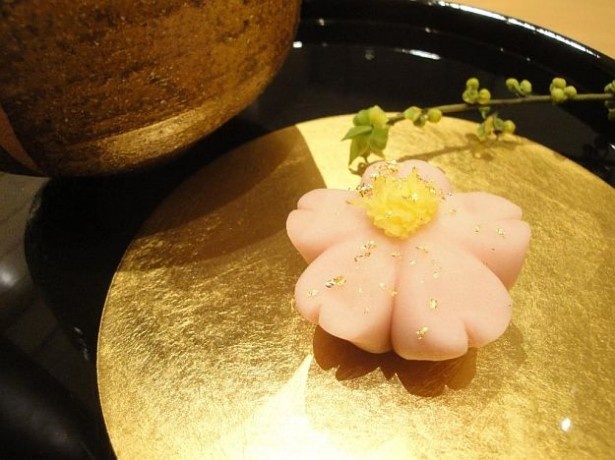 コレド室町1の箔座日本橋では、3月6日(金)から4月12日(日)まで「お茶席 限定菓子『山桜』抹茶セット」(1080円)を販売。店内のお茶席で“大人の花見”を楽しめる