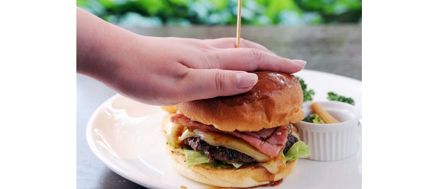 大ボリュームのハンバーガーは、上からぎゅっとつぶして食べるべし！