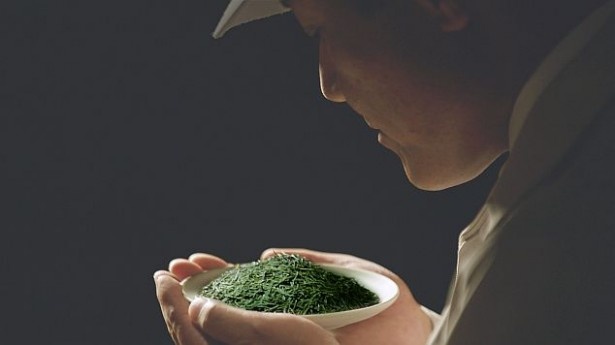 お茶のおいしさの決め手となるのは「火入れ」。茶師は膨大な量の茶葉の形や状態を見極め、細かく分けて最適な火入れを行う