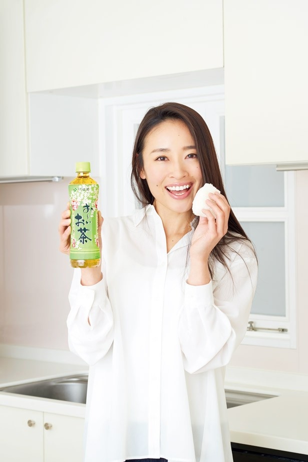 【写真を見る】ご飯との相性度No.1に輝いた「お～いお茶」