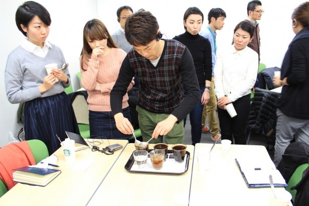 メジャーさんがレクチャーした後、参加したパートナーがカッピングを実践