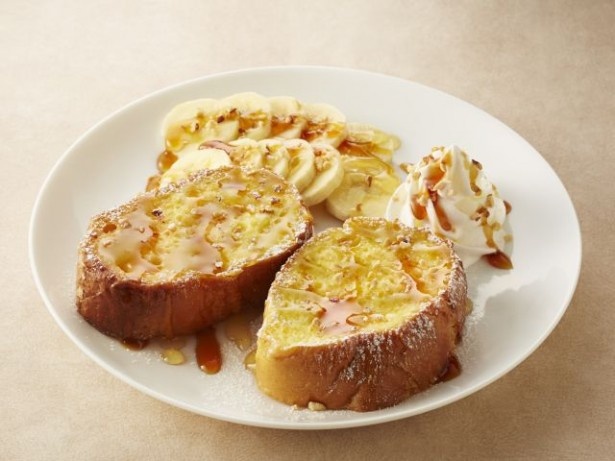 【写真を見る】シンプルでリッチ！メープルと蜂蜜、フレッシュバナナをトッピングした「T’s フレンチトースト with フレッシュバナナ」(680円)
