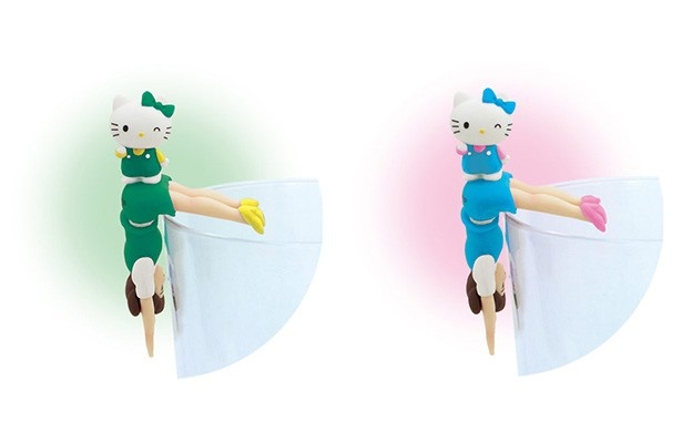 縁に逆さまにぶら下がったフチ子のお尻の上でハローキティがウィンクをしている「おしりにキティちゃん」