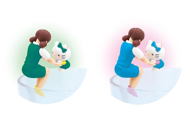 怖がっている表情に注目！縁を歩くハローキティの手をフチ子が引く「あんよのキティちゃん」