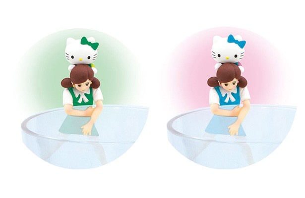 フチ子がハローキティをおんぶする「キティちゃんおんぶのフチ子」
