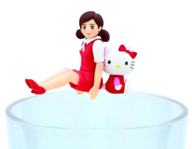 通常バージョンの「コップのフチ子とHELLO KITTY」はハローキティのイメージカラーである赤が基調