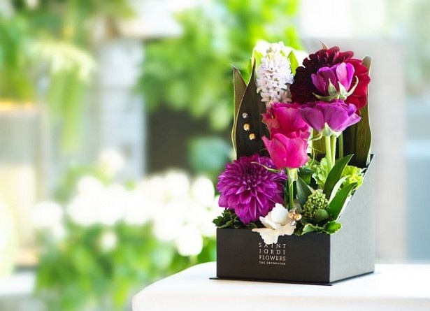 SAINT JORDI FLOWERS THE DECORATORの「Porter Box(S)-glamor-」(5400円)。ダリアやラナンキュラス、ピンクのバラに、豊かな香りをまとうヒヤシンスをあしらったアレンジメント