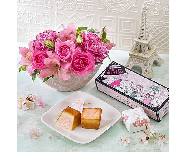 日比谷花壇の「資生堂パーラー『春のチーズケーキ(さくら味)のセット』」(5400円)。かわいらしい色使いのアレンジメントと、桜風味のチーズケーキがセットになっている
