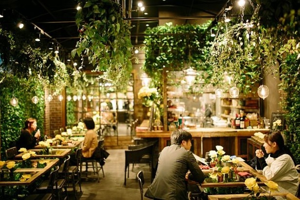 “温室”をコンセプトにした緑溢れる空間が広がる、Aoyama Flower Market TEA HOUSE 赤坂Bizタワー店。ホワイトデーのデートにおすすめのカフェだ