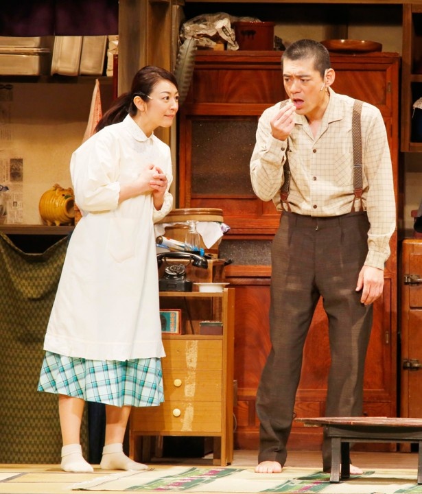 ドラマ版では冨田靖子が演じた妻役を、舞台版では酒井美紀が熱演。思っていた以上に博多弁に苦戦したと話していたが、まったく違和感なく博多の女を演じている