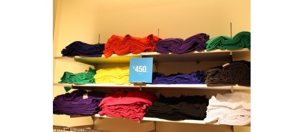 450円のＴシャツは鮮やかなカラーとシンプルな形が使えそう