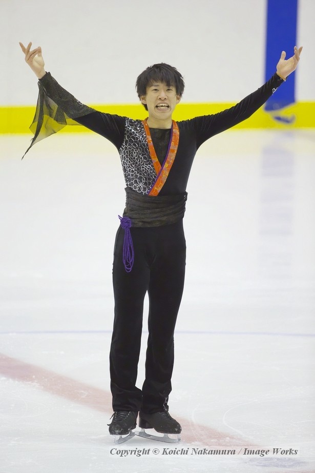 現役最後の演技を終え、観客の拍手に応える吉田拓登。ローカル大会ならではの美しい光景だ