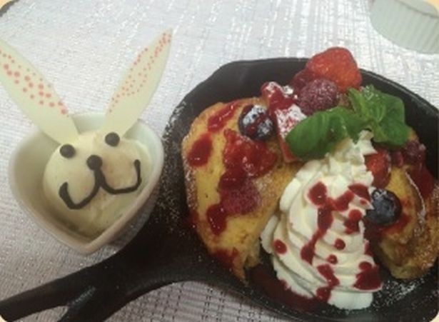 【写真を見る】ベリーたっぷり！イチゴやフランボワーズを使用した「うさぎベリーベリーフレンチトースト」