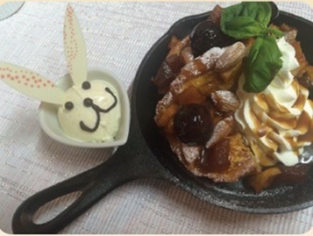 「うさぎキャラメルフレンチトースト」は、焦がしキャラメルにたっぷりのアーモンドをトッピング！