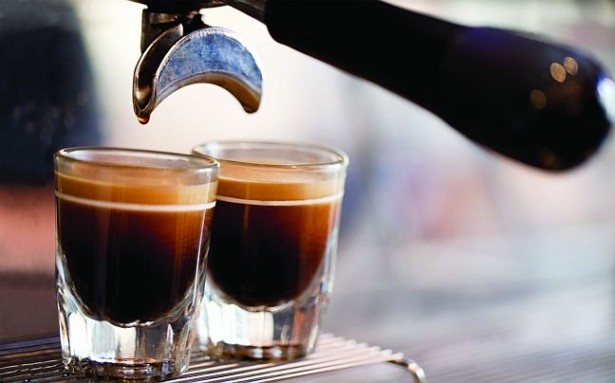 【写真を見る】コーヒー豆は、最高級のアラビカ種100%を使用。シングルオリジンやエスプレッソなど、約20種類のコーヒーメニューを用意する