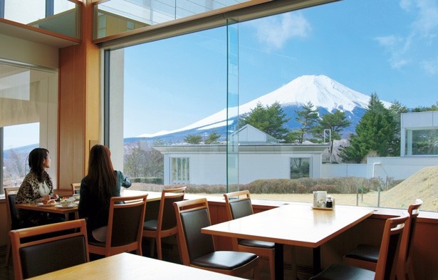 【写真を見る】「ホテルマウント富士」では富士山＆山中湖のパノラマビューが堪能できる。