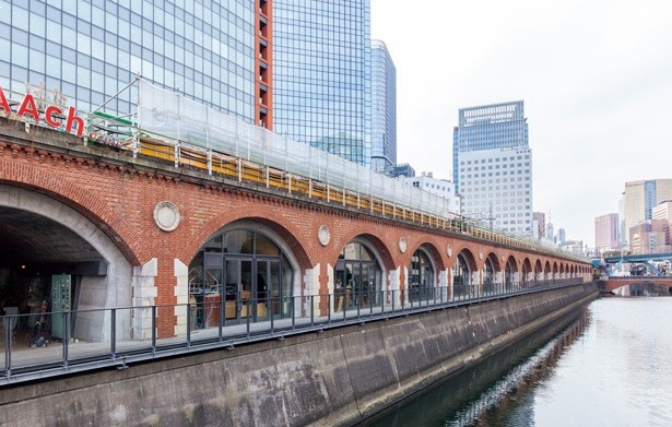 万世橋から見た「マーチエキュート神田万世橋」