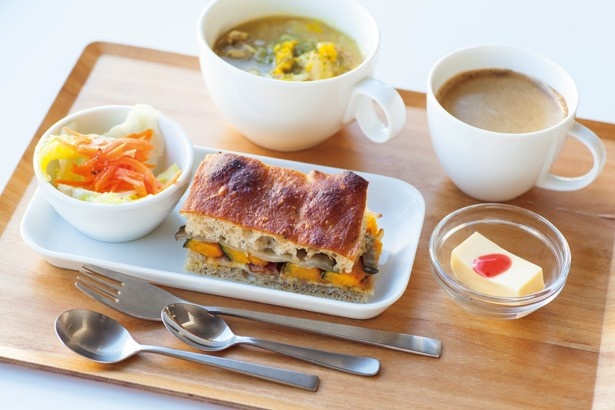 平日限定の「ハーフサンドと本日のスープセット」(1200円)