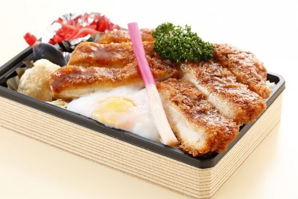 松坂屋上野店で販売される「豚カツ・チキンカツの2種ソースカツ重」(1300円)。会津のソースカツ丼の名店、めでたい屋が今回のためにメニューを考案した、贅沢な一品だ