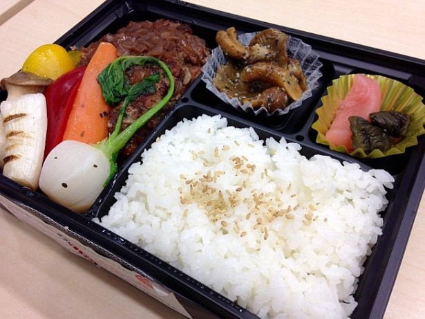 福島県の食材の魅力が凝縮された「感動野菜のハンバーグステーキ弁当」(1290円)