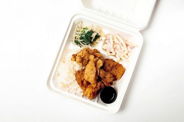 「モチコチキンプレート」(1080円)は、チキンに米粉の衣を付けてカリッと揚げたハワイの鶏唐揚げ。醤油ベースの甘辛ソースを絡めて召し上がれ