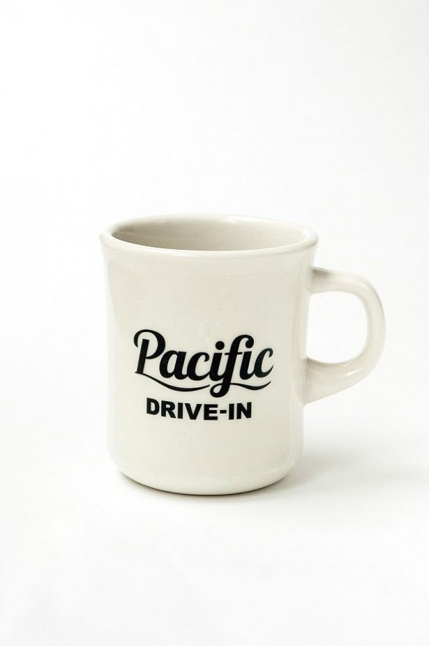 アメリカンが映えるロゴ入りマグ(3240円)もグッズで登場！