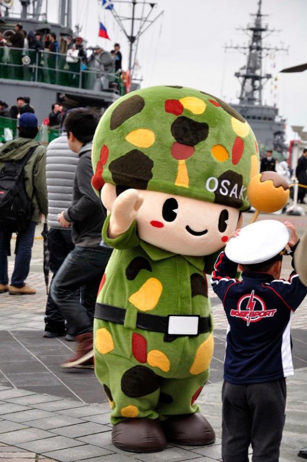 自衛隊大阪地方協力本部のマスコット、まもるくんも出動する。一緒に記念撮影しよう