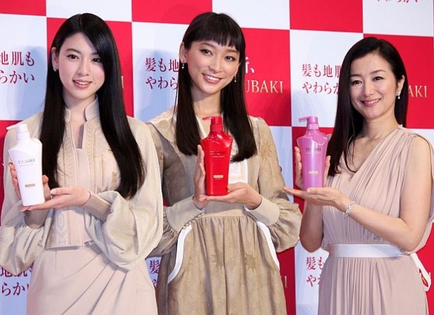 福山雅治は「海辺に住む謎の男性」として新CMに出演。3人の髪を美しく洗い上げるシーンが描かれている
